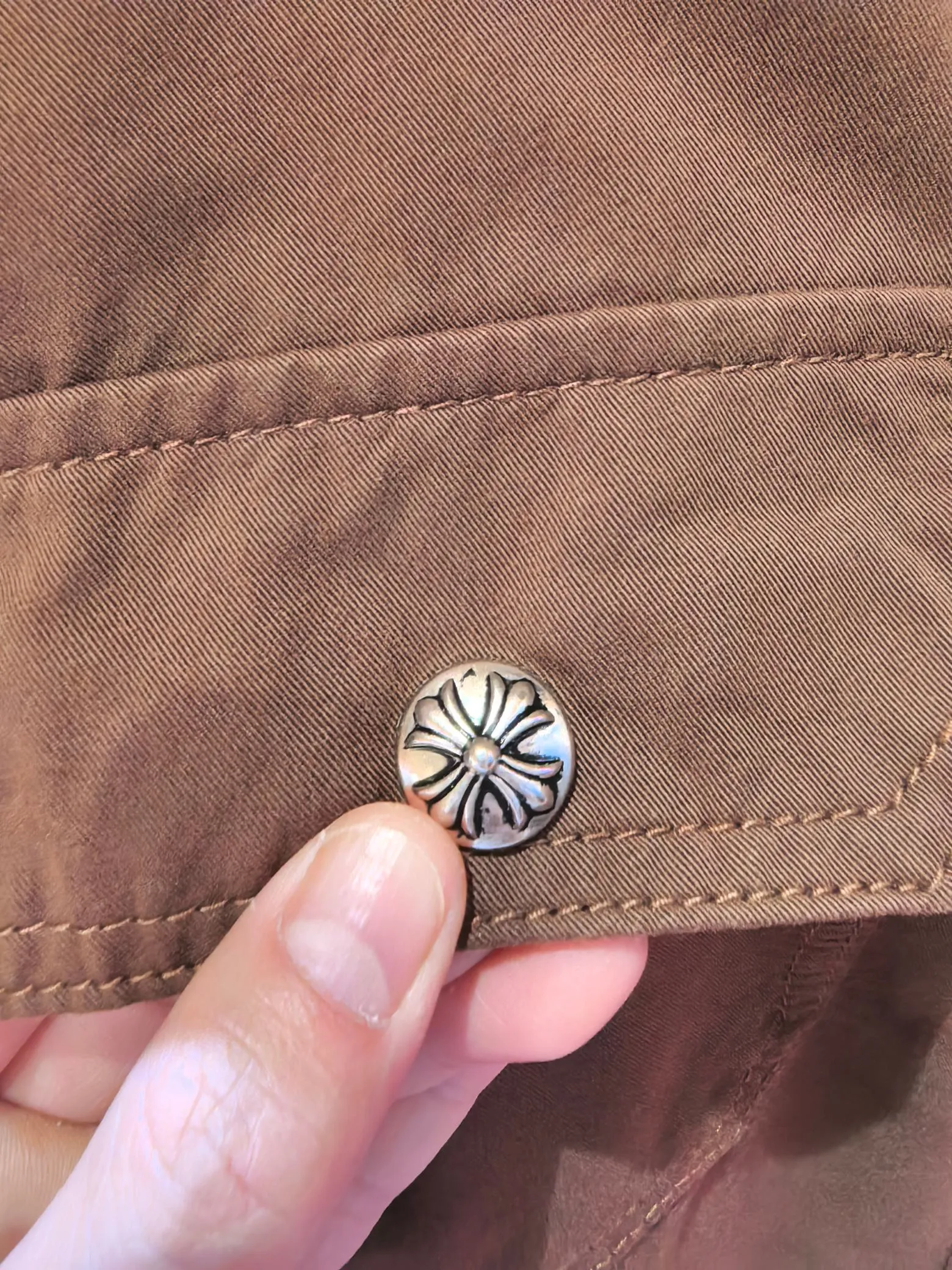 P480 Chrome Hearts advanced custom model, Chrome Hearts patchwork leather denim jacket, twill denim custom fabric, cross patchwork leather is all imitation lambskin, all dyed to completely restore no color difference, the inner leather label is first-layer calfskin, all hardware is 925 silver plated, it is the highest version, you get what you pay for, the same size for men and women, size S M L XL.